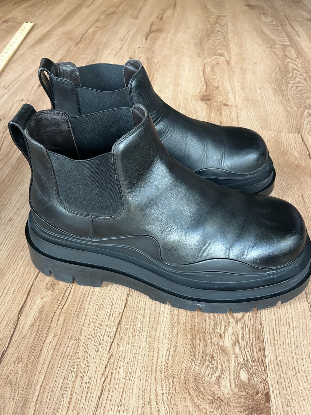 Bottega Veneta Authentic Men’s Black Lug Sole Chelsea Boots EU 43 Luxury